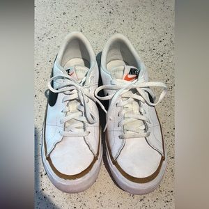 Youth 5 (women’s 6.5) Court Legacy Sneaker